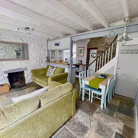 A Cosy Period Family In Town, Sleeps 4, Pet Friendly Holiday home