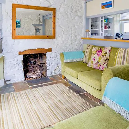 A Cosy Period Family In Town, Sleeps 4, Pet Friendly Holiday home *