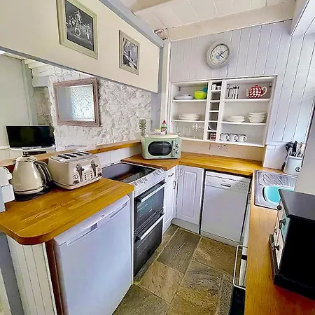 A Cosy Period Family In Town, Sleeps 4, Pet Friendly