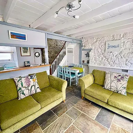A Cosy Period Family In Town, Sleeps 4, Pet Friendly Holiday home